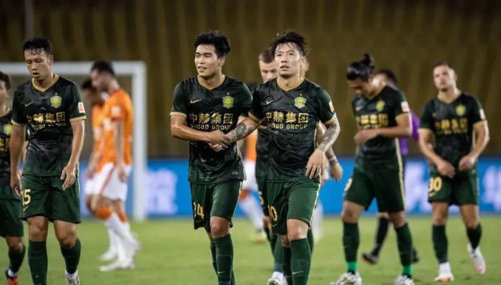 未来的26世纪，一个半机械少女残躯被医生依德捡回后重获新生，依德为她取名为阿丽塔